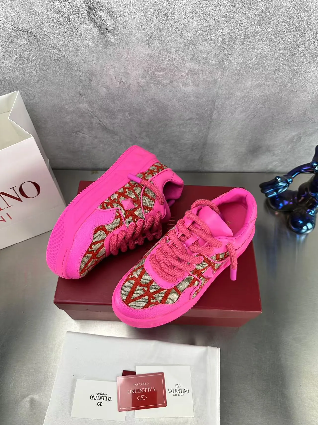 👟👟Ex-factory price 640👟👟 🔺Valentino🔺Valentino new casual shoes 2023 latest model hot style for catwalk couples, thick shoelaces, the same style as Elsa Hosk, Zhang Yixing, Guan Xiaotong and many other stars 🔥 Top version + lasting process, full oil edge on the upper. Fabric: Customized cowhide + cowhide lining with breathable mesh. Outsole: original molded TPU thickened outsole. Size for women is 35-40. Men’s size is 39-45.